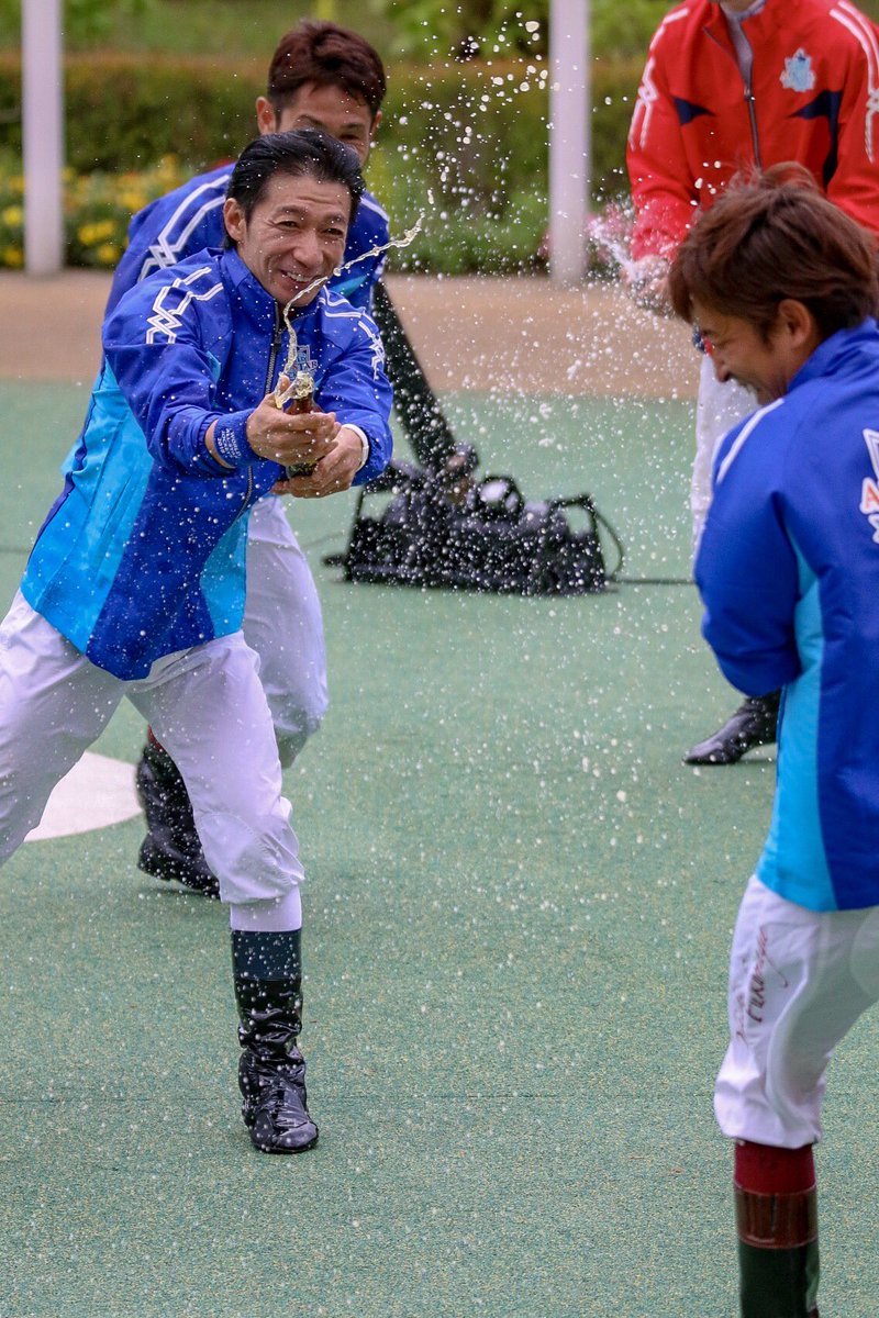 【競馬】[画像] 世界のトップジョッキーがパドックで酒盛りしててワロタｗｗｗｗｗｗｗｗ