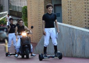 【競馬】[画像] 福永祐一、セグウェイで帰宅する