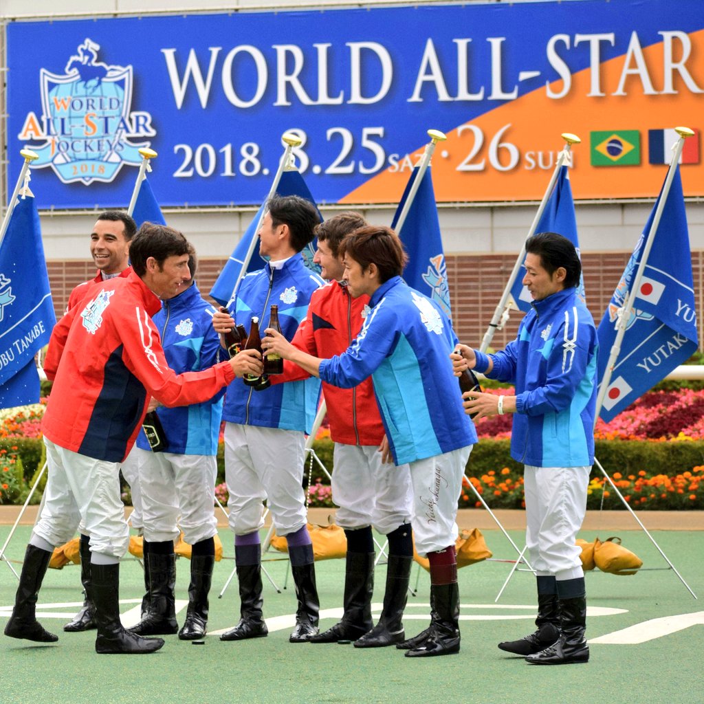 【競馬】[画像] 世界のトップジョッキーがパドックで酒盛りしててワロタｗｗｗｗｗｗｗｗ