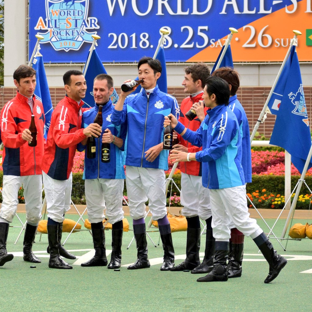 【競馬】[画像] 世界のトップジョッキーがパドックで酒盛りしててワロタｗｗｗｗｗｗｗｗ