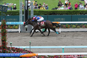 【競馬】[画像] 札幌の内馬場で観戦してる人たちの表情が面白い（画像あり）
