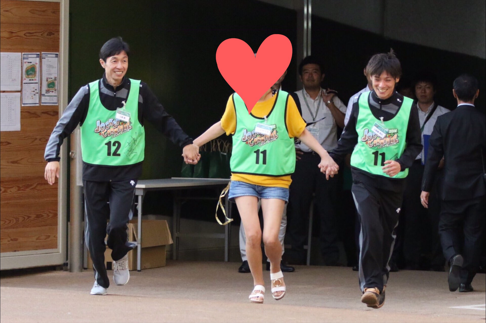 【競馬】[画像] 武豊騎手がまたまたスキャンダル！！美脚美女と濃厚な恋人繋ぎデートをスクープ！！！