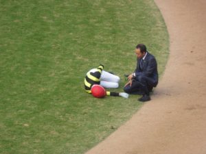 【競馬】[画像] 秋山パドックで負傷