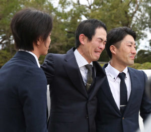 【競馬】木村哲也調教師、初G1制覇で号泣「皐月賞は調教失敗したので秋は絶対挽回したかった」 【競馬】木村哲也調教師、初G1制覇で号泣「皐月賞は調教失敗したので秋は絶対挽回したかった」