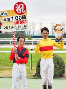【競馬】[画像] 戸崎100勝のプラカードを持つ的場文男ｗｗｗｗｗ