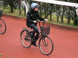 【競馬】[画像] ママチャリに乗るムーア様ｗｗｗｗｗｗｗｗｗｗ