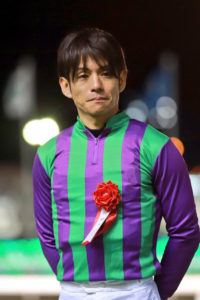 【競馬】浜中俊・・・アイアンテーラーの表彰式で涙・・・若手騎手のメンタルがそこまでヤバいのか 【競馬】浜中俊・・・アイアンテーラーの表彰式で涙・・・若手騎手のメンタルがそこまでヤバいのか