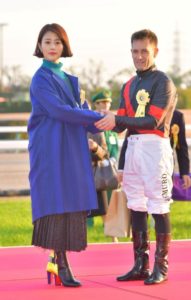 【競馬/チャンピオンズC】プレゼンター高畑充希、微妙な表情でデムーロと握手・・・