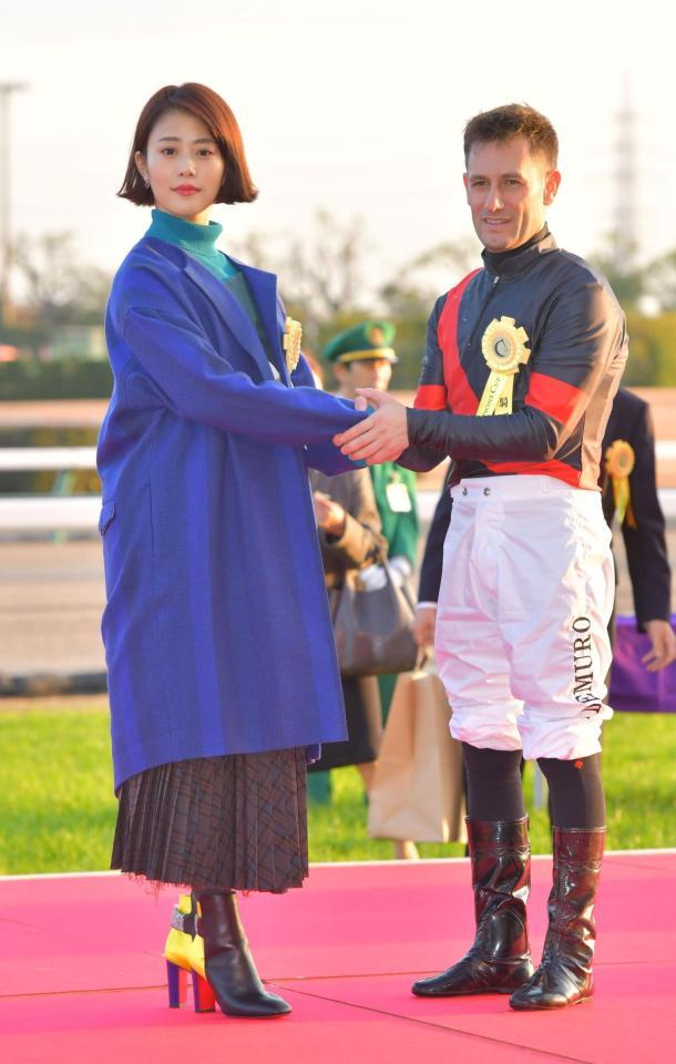 【競馬/チャンピオンズC】プレゼンター高畑充希、微妙な表情でデムーロと握手・・・