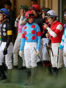 【競馬】[画像] 菜七子が吉田隼人のアドバイスを真剣に聞いてる件