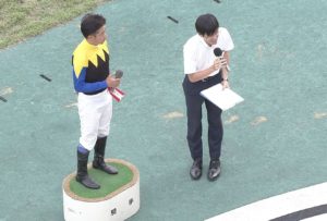 【競馬・新潟記念】インタビュアー「去年の天皇賞・春以来の重賞制覇ですね」岩田「そうですね」