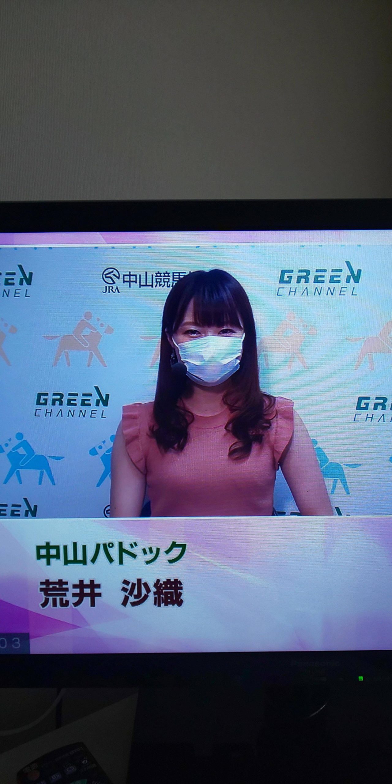 【競馬・画像】GCパドックキャスターの荒井沙織さん、むっちりニットで男性視聴者を誘惑する