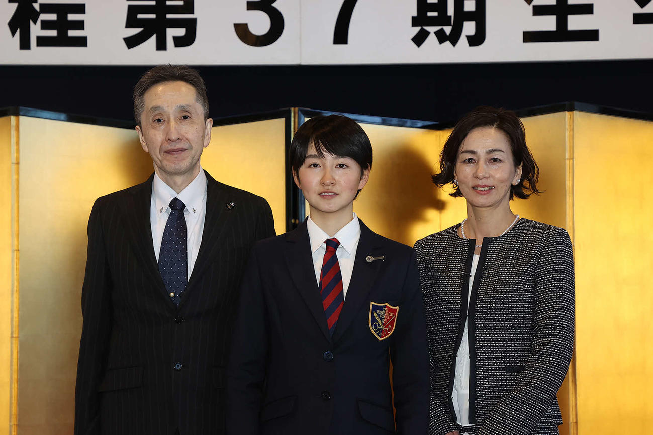 【競馬・画像あり】今年デビュー予定の新人ジョッキーの古川の娘が可愛い件