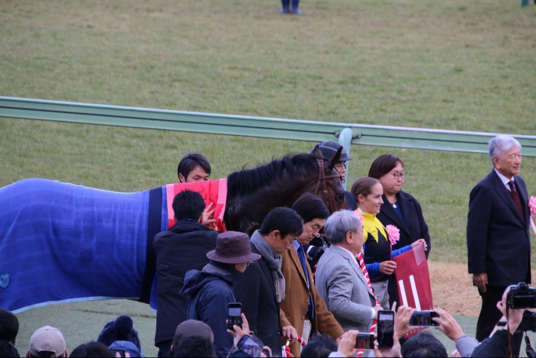 【競馬・AJCC】金子オーナー、外国人女性騎手による史上初のJRA重賞制覇のミッションもクリア 現場にも登場!