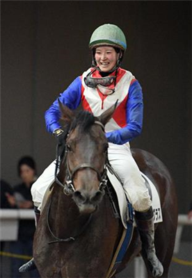 【競馬】2勝目をあげてガッツポーズする菜七子ちゃんが糞可愛い件