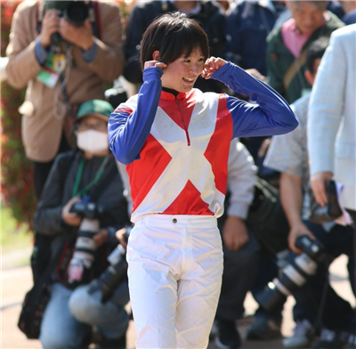 【競馬】2勝目をあげてガッツポーズする菜七子ちゃんが糞可愛い件