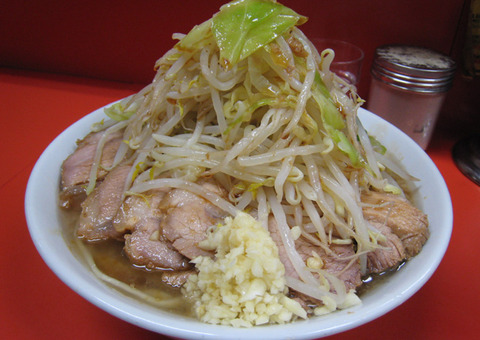 【食ネタ】二郎ラーメンで大盛野菜マシマシ頼んで残したらガチギレされて怒鳴られたんだが