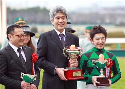 【競馬】[画像] ドゥラメンテにメガネをぶっ飛ばされる堀調教より面白い画像を貼ったやつが神