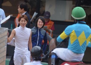 【競馬】初重賞で大健闘した野中を笑顔で出迎えるチーム根本の丸山と菜七子w