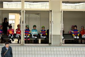 【競馬】盛岡の控え室でみんな寛いでるのに1人だけお行儀よくしてる菜七子ちゃんがめちゃくちゃ可愛いw
