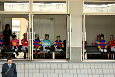 【競馬】盛岡の控え室でみんな寛いでるのに1人だけお行儀よくしてる菜七子ちゃんがめちゃくちゃ可愛いw