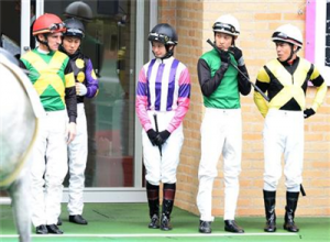 【競馬】藤田菜七子ちゃんが股間に鞭を挟んでる件