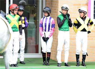 【競馬】藤田菜七子ちゃんが股間に鞭を挟んでる件