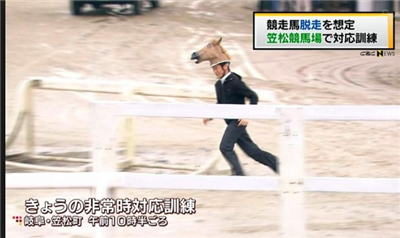 【競馬】[画像] ドゥラメンテにメガネをぶっ飛ばされる堀調教より面白い画像を貼ったやつが神