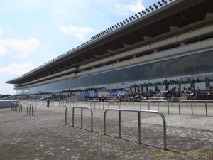【競馬】この前中山競馬場行って焼き鳥とビール買って席に戻る途中知らんおっさんに