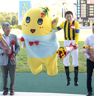 【競馬】[画像] ドゥラメンテにメガネをぶっ飛ばされる堀調教より面白い画像を貼ったやつが神