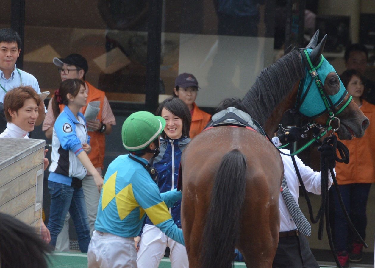 【競馬】初重賞で大健闘した野中を笑顔で出迎えるチーム根本の丸山と菜七子w