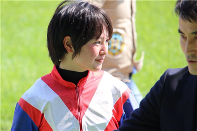 【競馬】2勝目をあげてガッツポーズする菜七子ちゃんが糞可愛い件