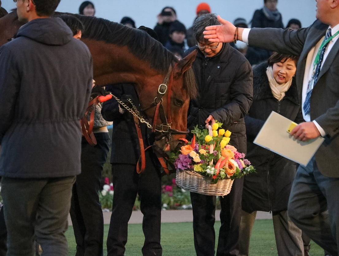 【競馬】引退式で花を食べてしまうモーリスが可愛すぎる件ｗ