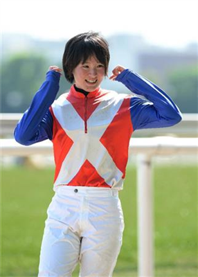 【競馬】2勝目をあげてガッツポーズする菜七子ちゃんが糞可愛い件